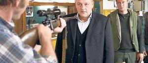 Schnüffeln, nein Danke: Jäger Hagen (Jochen Nickel, l.) geht auf Wilsberg (Leonard Lansink, Mitte) mit der Waffe los. Foto: ZDF