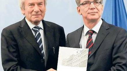 Das Netz sicherer machen. Bitkom-Chef Scheer und Innenminister de Maizière. Foto: rtr
