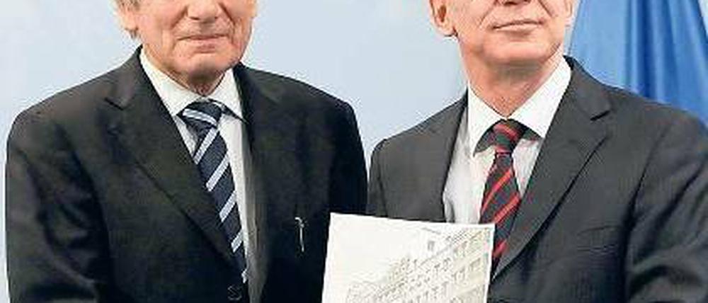 Das Netz sicherer machen. Bitkom-Chef Scheer und Innenminister de Maizière. Foto: rtr