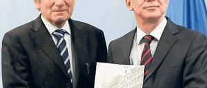 Das Netz sicherer machen. Bitkom-Chef Scheer und Innenminister de Maizière. Foto: rtr