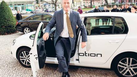 Im E-Golf zum Termin. Bundesverkehrsminister Peter Ramsauer nahm den Bericht zur Elektromobilität am Dienstag entgegen. Foto: dpa