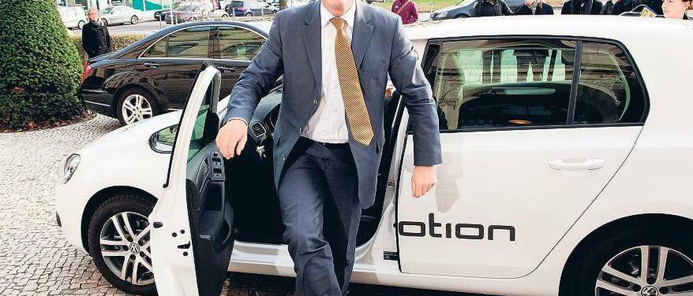 Im E-Golf zum Termin. Bundesverkehrsminister Peter Ramsauer nahm den Bericht zur Elektromobilität am Dienstag entgegen. Foto: dpa