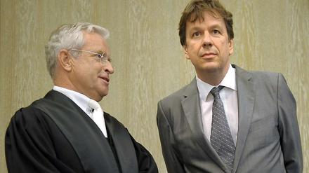Jörg Kachelmann (r, hier mit seinem Anwalt) ist freigesprochen. Fast neun Monate hatte sich der 52-Jährige wegen des Vorwurfs der Vergewaltigung seiner Ex-Freundin verantworten müssen.