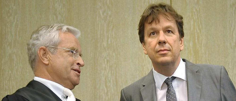 Jörg Kachelmann (r, hier mit seinem Anwalt) ist freigesprochen. Fast neun Monate hatte sich der 52-Jährige wegen des Vorwurfs der Vergewaltigung seiner Ex-Freundin verantworten müssen.