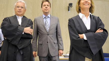 24. Mai 2011: Für die Verteidigung ist die Sache klar: Jörg Kachelmann muss freigesprochen werden. "Es gibt nicht einen Sachbeweis, auf den sich die Anklage stützen könnte", sagt AnwaltJohann Schwenn in seinem Plädoyer vor dem Landgericht Mannheim. Aus "Rache und Hass" habe die Ex-Freundin Jörg Kachelmann bewusst zu Unrecht belastet, erklärt Verteidigerin Andrea Combé.