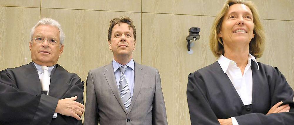 24. Mai 2011: Für die Verteidigung ist die Sache klar: Jörg Kachelmann muss freigesprochen werden. "Es gibt nicht einen Sachbeweis, auf den sich die Anklage stützen könnte", sagt AnwaltJohann Schwenn in seinem Plädoyer vor dem Landgericht Mannheim. Aus "Rache und Hass" habe die Ex-Freundin Jörg Kachelmann bewusst zu Unrecht belastet, erklärt Verteidigerin Andrea Combé.