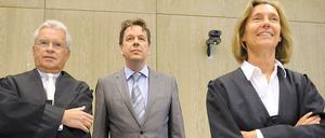 24. Mai 2011: Für die Verteidigung ist die Sache klar: Jörg Kachelmann muss freigesprochen werden. "Es gibt nicht einen Sachbeweis, auf den sich die Anklage stützen könnte", sagt AnwaltJohann Schwenn in seinem Plädoyer vor dem Landgericht Mannheim. Aus "Rache und Hass" habe die Ex-Freundin Jörg Kachelmann bewusst zu Unrecht belastet, erklärt Verteidigerin Andrea Combé.