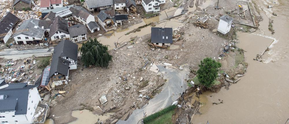 Weitgehend zerstört und überflutet ist das Dorf im Kreis Ahrweiler nach dem Unwetter mit Hochwasser. Boris Roessler/dpa