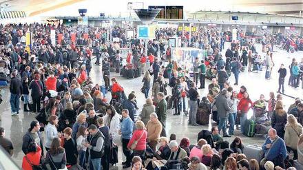 Keine Chance. Die spanischen Flughäfen waren, wie hier in Bilbao, bis zum Abend für den Luftverkehr geschlossen. Foto: dpa