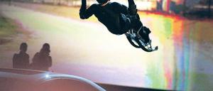 Vor dem Unfall. Samuel Koch springt auf Stelzen über einen fahrenden Pkw. Foto: dpa