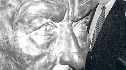 Geteilte Geschichte. Über die Bonner Republik – im Bild die Bundeskanzler Adenauer und Kohl – wisse man zu wenig, die DDR sei „überforscht“, befand ein Zeithistoriker. 