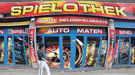 Im Reich der kreisenden Scheiben. Rund 10 000 Spielautomaten gibt es in Berlin, und es werden immer mehr. Foto: Imago