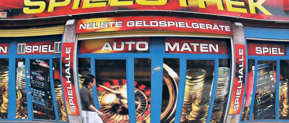 Im Reich der kreisenden Scheiben. Rund 10 000 Spielautomaten gibt es in Berlin, und es werden immer mehr. Foto: Imago