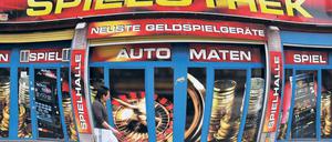 Im Reich der kreisenden Scheiben. Rund 10 000 Spielautomaten gibt es in Berlin, und es werden immer mehr. Foto: Imago