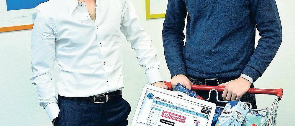 Virtueller Einkaufswagen. Die Geschäftsfüher von AllesAnna.de Fabian-Carlos Guhl (r.) und Nikolas Krawinkel wollen ihr Sortiment auf 45 000 Artikel ausweiten. Foto: Paul Zinken