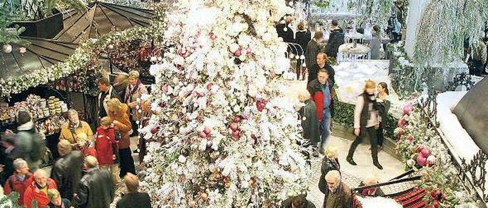 Shopping unterm Baum. Das KaDeWe will mit seiner Weihnachts-Verkaufsausstellung Kunden locken.Foto: dpa