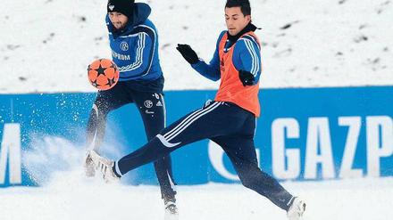 Frustabbau bei Frost. Schalkes Trainer Magath setzte vor dem Spiel gegen die Bayern auf gründliche Präparation seiner Spieler.