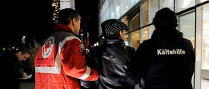 Beherzt packen die Männer und Frauen vom Kältebus zu und versuchen zu helfen.