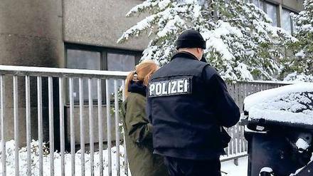 Rußgeschwärzt. Die Polizei sicherte die Spuren des Brandanschlags auf das islamische Kulturzentrum. Foto: dapd