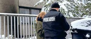 Rußgeschwärzt. Die Polizei sicherte die Spuren des Brandanschlags auf das islamische Kulturzentrum. Foto: dapd