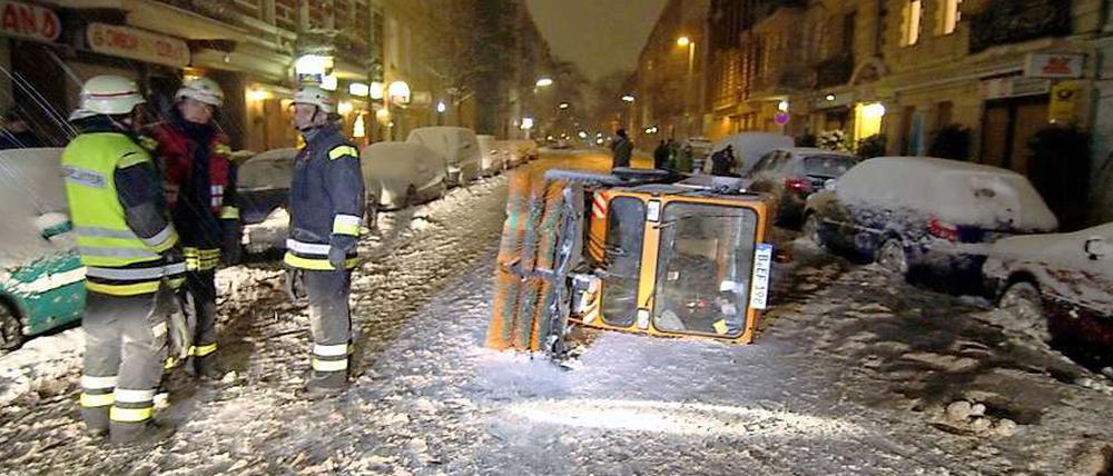 Der Unfall als Umfall: Einige Räumfahrzeuge sind mit ganz ordentlichem Tempo auf Berlins Straßen und Gehwegen unterwegs. Hier hat es ein Exemplar in der Leberstraße erwischt.