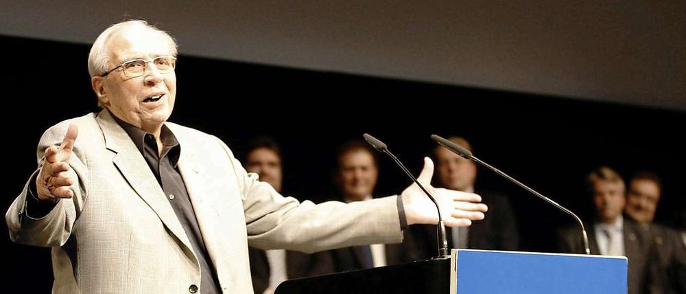 Wolfgang Holst (1922 - 2010) bei seinem letzten großen Auftritt: Seiner Rede bei der Hertha-Mitgliederversammlung Ende November.