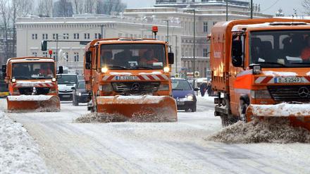 Die BSR ist mit großer Fahrzeugflotte im Einsatz. Das Unternehmen musste seine Subunternehmer allerdings zu mehr Sorgfalt ermahnen.
