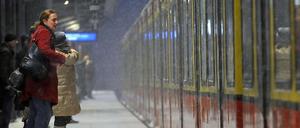 Bei der S-Bahn führten die Schneefälle erneut zu Verspätungen im Zugverkehr. Auch wurden Züge verkürzt und Taktzeiten ausgedünnt.
