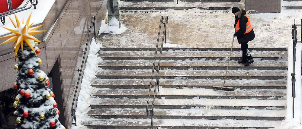 Am Breitscheidplatz wirden die Treppen von Glatteis befreit.