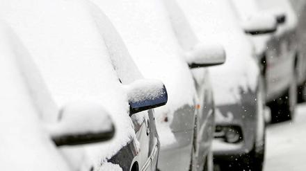 Die Schneedecke auf parkenden Autos am Straßenrand ist verlässliches Indiz für die gefallenen Schneemengen. In der Nacht zu Mittwoch sollen im Osten Berlins noch einmal zehn Zentimeter mehr Schnee fallen. Der Berliner Winter in Bildern.