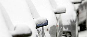 Die Schneedecke auf parkenden Autos am Straßenrand ist verlässliches Indiz für die gefallenen Schneemengen. In der Nacht zu Mittwoch sollen im Osten Berlins noch einmal zehn Zentimeter mehr Schnee fallen. Der Berliner Winter in Bildern.