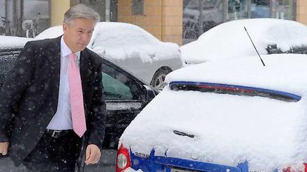 Der Winter hat gerade erst begonnen. Die Stadt hat er schon fest im Griff. Berlins Regierender Bürgermeister Wowereit fordert mehr Bürgersinn beim Schneeschippen.