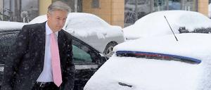 Der Winter hat gerade erst begonnen. Die Stadt hat er schon fest im Griff. Berlins Regierender Bürgermeister Wowereit fordert mehr Bürgersinn beim Schneeschippen.