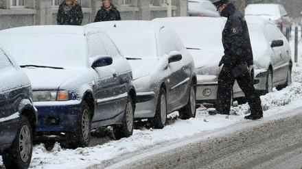 Die Ordnungsämter haben während der Wintermonate besonders viel zu tun. Parkzettel unter den verschneiten Windschutzscheiben zu erkennen, dürfte deutlich schwerer fallen.