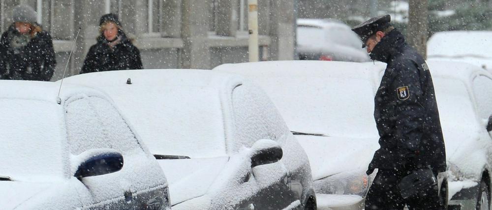 Die Ordnungsämter haben während der Wintermonate besonders viel zu tun. Parkzettel unter den verschneiten Windschutzscheiben zu erkennen, dürfte deutlich schwerer fallen.