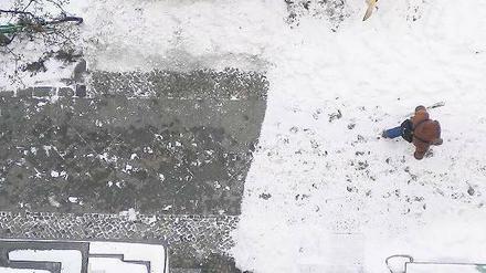 Zum an die Decke gehen. Wer die Schneeschicht auf dem Gehweg noch nicht abgetragen hat, sollte es dieses Wochenende unbedingt nachholen, rät der Senat. Sonst drohen hartnäckige Eisschichten. 