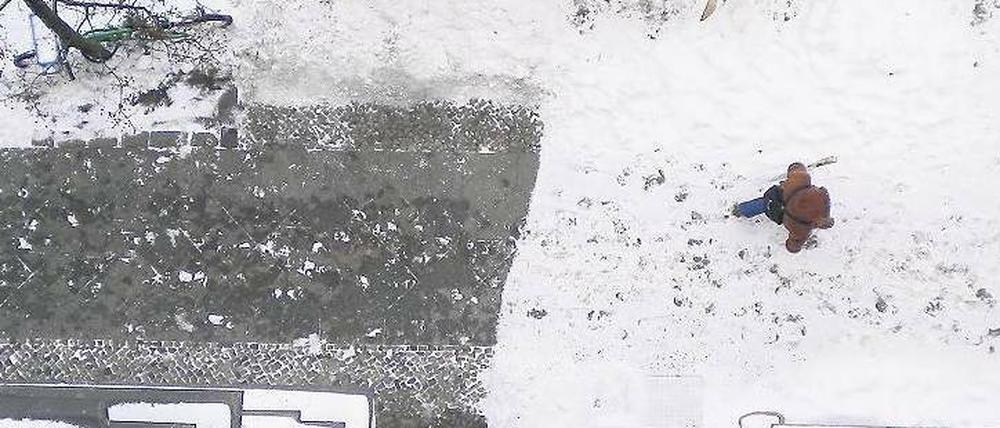 Zum an die Decke gehen. Wer die Schneeschicht auf dem Gehweg noch nicht abgetragen hat, sollte es dieses Wochenende unbedingt nachholen, rät der Senat. Sonst drohen hartnäckige Eisschichten. 