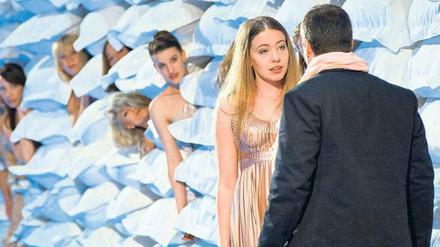 Kissenschlachtfeld. Laura Tratnik als Lulu, ein Verehrer und Frauen aus dem Chor.