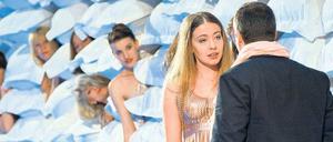 Kissenschlachtfeld. Laura Tratnik als Lulu, ein Verehrer und Frauen aus dem Chor. 