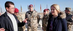 Es ist das erste Mal, dass ein Bundesminister von seiner Gattin bei einem Truppenbesuch in Afghanistan begleitet wird, wie ein Sprecher des Verteidigungsministeriums sagte. 