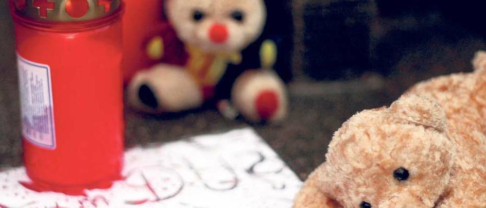 Gedenken an Lara Mia. Das kleine Mädchen aus Hamburg war gänzlich abgemagert, als es im März 2009 starb. Auch ihr Tod hätte verhindert werden können.