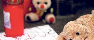 Gedenken an Lara Mia. Das kleine Mädchen aus Hamburg war gänzlich abgemagert, als es im März 2009 starb. Auch ihr Tod hätte verhindert werden können.
