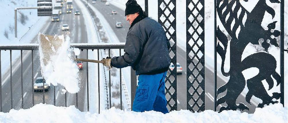 Schippschipp. Um beim Arbeiten in der Kälte nicht die Gesundheit zu gefährden, sollten die vom Gesetz vorgeschriebenen Pausen zum Erwärmen genutzt werden. Foto: dapd