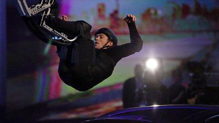 Schwerer Unfall in der beliebten ZDF-Unterhaltungsshow "Wetten, dass..?". Kandidat Samuel Koch wird nach Ansicht seiner Ärzte nie wieder normal laufen können.