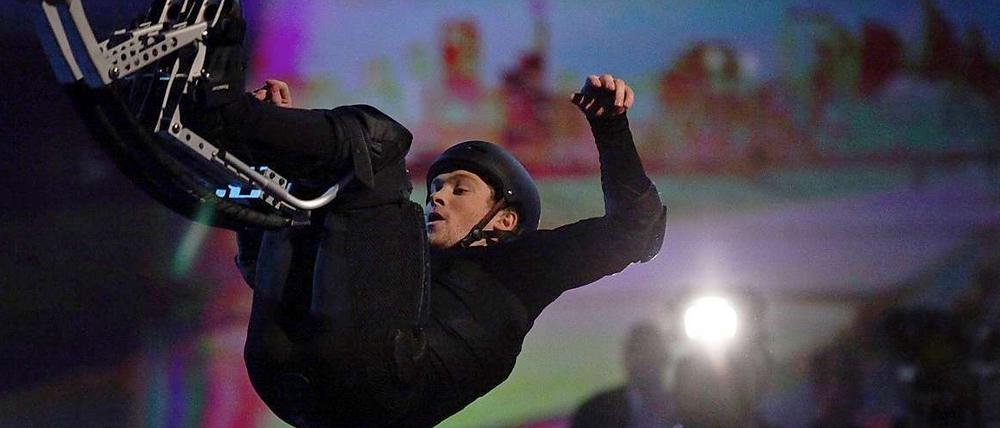 Schwerer Unfall in der beliebten ZDF-Unterhaltungsshow "Wetten, dass..?". Kandidat Samuel Koch wird nach Ansicht seiner Ärzte nie wieder normal laufen können.
