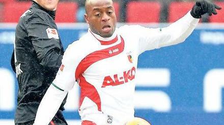 Dicht beisammen. Augsburg (hier mit Nando Rafael, rechts) und Hertha (Roman Hubnik) führen punktgleich die Tabelle an. Die Bayern haben aber das bessere Torverhältnis. Foto: dpa