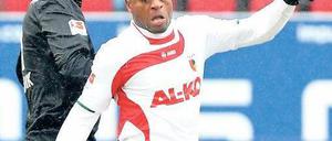 Dicht beisammen. Augsburg (hier mit Nando Rafael, rechts) und Hertha (Roman Hubnik) führen punktgleich die Tabelle an. Die Bayern haben aber das bessere Torverhältnis. Foto: dpa