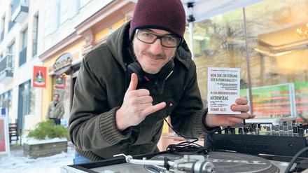 Protest mit Volksliedern. Love-Parade-Gründer Dr. Motte legte am Samstag als DJ beim Aktionstag gegen den Umbau der Kastanienallee auf. Der DJ wohnt dort. Foto: Paul Zinken