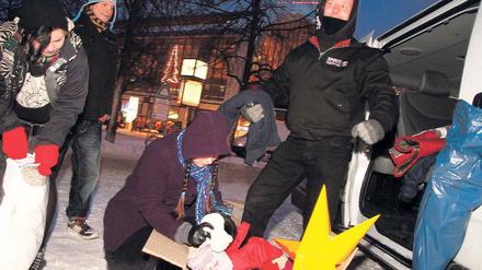 Ein Team von „Straßenkinder e. V.“ versorgt Obdachlose auf dem Alexanderplatz. 