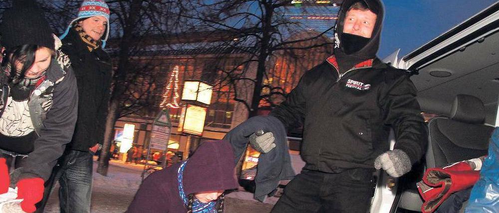 Ein Team von „Straßenkinder e. V.“ versorgt Obdachlose auf dem Alexanderplatz. 